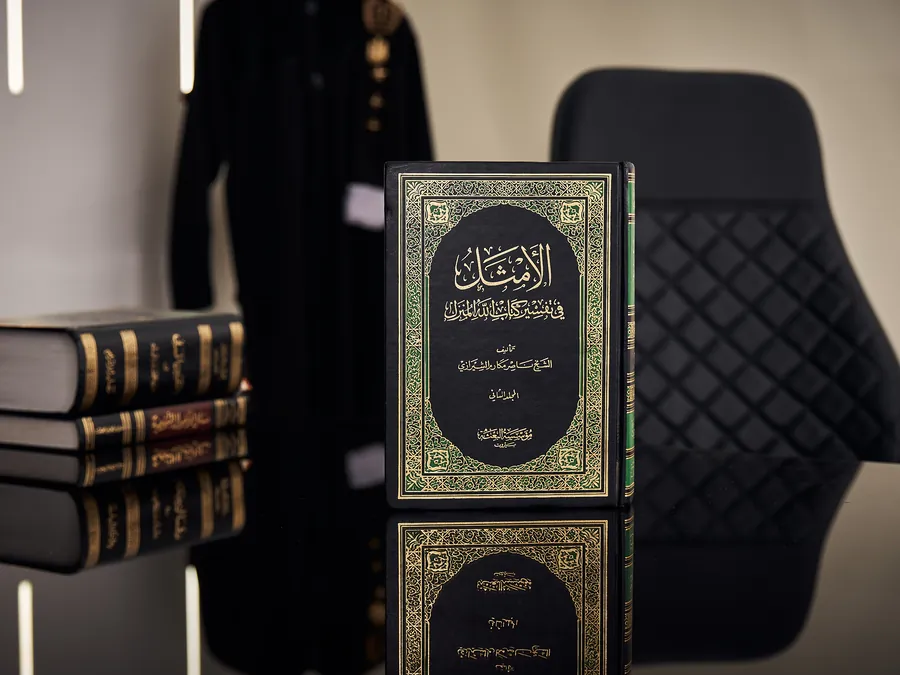 على مكتب المؤسس، وخلفه روب المحاماة